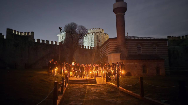 Ay Işığında Tarihî Bir Gece: Yedikule Hisarı'nda Fener Eşliğinde Yolculuk