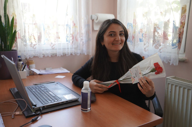 Halkla İlişkiler Ofisimizden 14 Mart Tıp Bayramı'nda Kıymetli Sağlık Çalışanlarımıza Çiçek Hediyesi