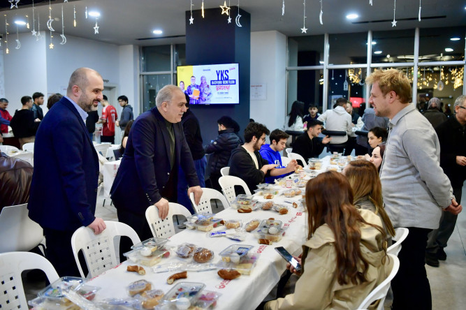 Başkan Turan, Fatih Merkez Kütüphanemizde Sahur Yapan Gençlerimizle Buluştu
