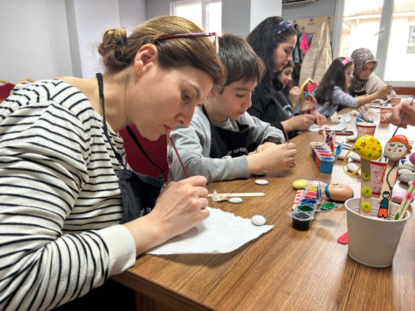 KARINCA El Emeği Eğitim Birimi'nde Taş Boyama Etkinliği: Anneler ve Çocuklarımızla Hekimoğlu'nda Renkli Anlar