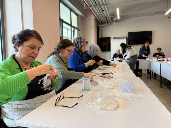 KARINCA El Emeği Eğitim Birimi'nden Keyif Dolu Atölye: Boncukların Zarafeti Fındıkzade'de Buluştu