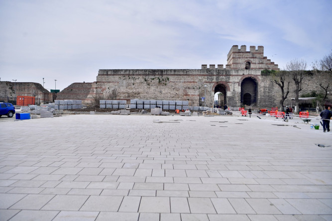 Başkan Turan, Fatih'in Yeni Yaşam Alanı Topkapı Kaleiçi Meydanı'ndaki Çalışmaları İnceledi
