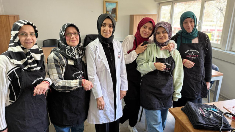 KARINCA El Emeği Eğitim Birimi'nden Keyifli Atölye: Bahar, Yavuz Selim'de Makrome Bilekliklerle Karşılandı