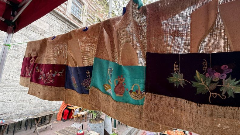 KARINCA El Emeği Eğitim Birimi Kursiyerlerimiz, El İşlerini Çarşamba Pazarı'nda Ziyaretçilerin Beğenisine Sunuyor