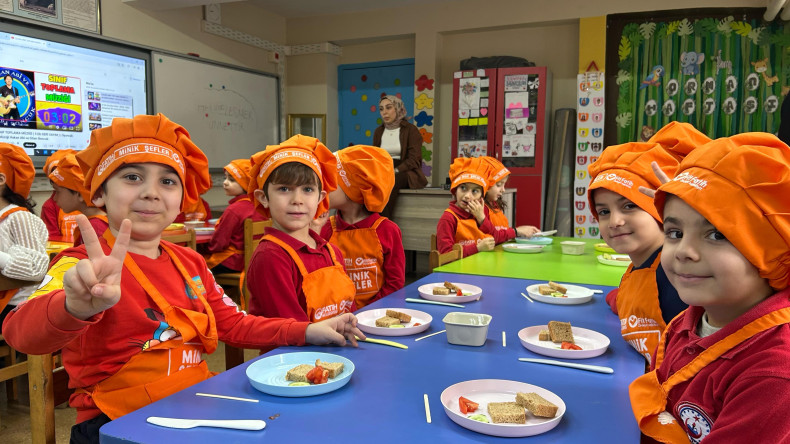 Mehmet Akif Ortaokulu Anaokulu'nda Minik Şeflerimizle Keyifli ve Eğitici Bir Mutfak Buluşması