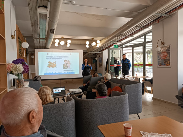 Kadın ve Aile Birimimizden Yadigâr Kahvesi'nde Kıymetli Büyüklerimize Yönelik “Telefon Dolandırıcılığı ve E-Devlet” Bilinçlendirme Semineri