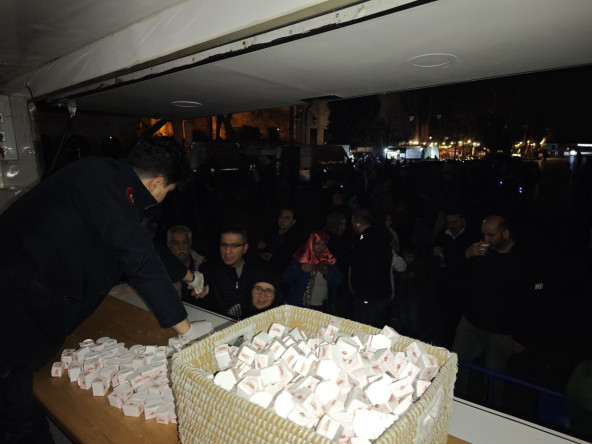 Fatih Belediyesi'nden Kadir Gecesi'nde Ayasofya-i Kebir Cami-i Şerifi'nde Vatandaşlarımıza Lokum İkramı