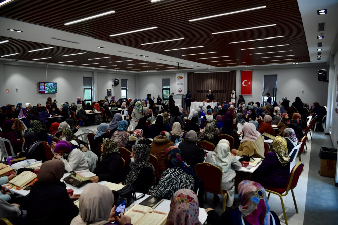 Başkan Turan, Kur'an Ayı Ramazan-ı Şerif'te Mukabele İçin Bir Araya Gelen Hemşehrileriyle Hacı Evhaddin Çok Amaçlı Salon'da Buluştu