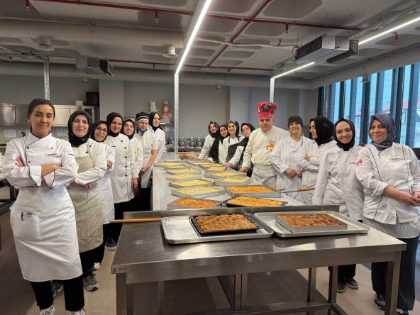 KARINCA El Emeği Eğitim Birimi'nden Gelenekten Geleceğe Tatlı Bir Eğitim: GastroSanat'ta Baklava Dersi ile Bayrama Hazırlık