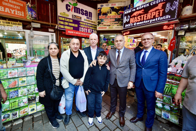 Vali Gül ve Başkan Turan, Bayram Öncesi Mısır Çarşısı ile Çiçek Pazarı'nda Hemşehrileriyle Buluştu