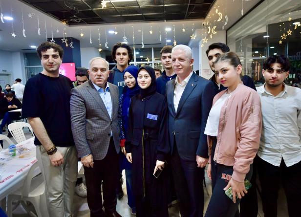 Vali Gül ve Başkan Turan, On Bir Ayın Sultanı Ramazan'ın Son İftarında Gençlerle Fatih Merkez Kütüphanesi'nde Buluştu