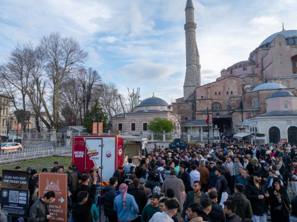 Fatih Belediyesi'nden Bayram Sabahı, Ayasofya-i Kebir Cami-i Şerifi'nde Çorba İkramıyla Sıcacık Bir Karşılama
