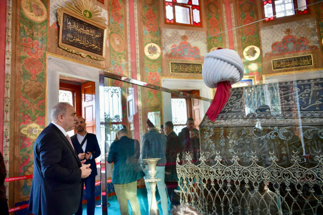 Başkan Turan, Bayram Namazında Fatih Camii'nde Hemşehrileriyle Buluştu