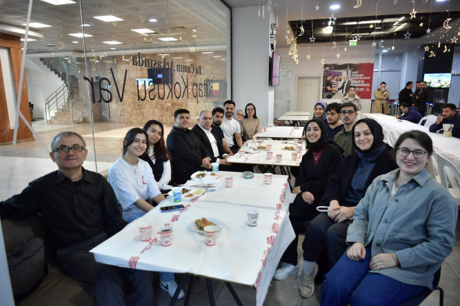 Başkan Turan, Ramazan Bayramı Bereketini Fatih Merkez Kütüphanesi'nde Gençlerimizle Paylaştı