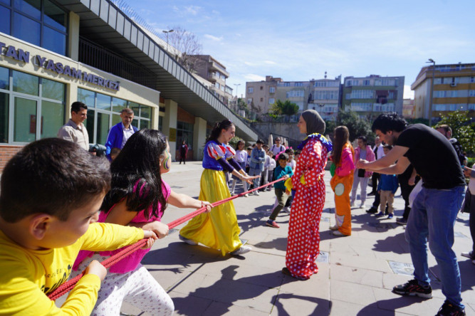 Halkla İlişkiler Ofisimizin Süperbüs'ü, Ramazan Bayramı Sevincini Fındıkzade Çukurbostan Yaşam Merkezi'nde Miniklerimizle Paylaştı