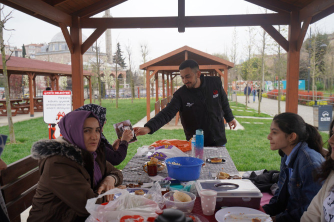 Ramazan Bayramı'nda Halkla İlişkiler Ofisimiz, Vatandaşlarımız ve Çocuklarımıza Bayram Şekeri ile Hediyeler Takdim Etti