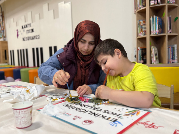Kariye Çocuk Kütüphanemizde Renklerle Kurulan Bağ: Anneler ve Çocuklarımızla Mumluk Boyama Etkinliği