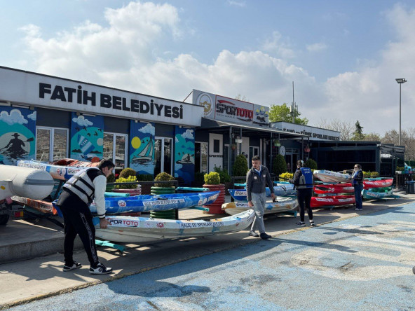 Üniversite Öğrencilerimiz, Fatih Belediyesi Kano ve Kürek Sporları Merkezi'nde Kano Heyecanını Yaşadı