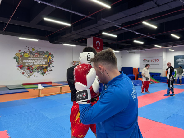Fatih Belediyesi'nden Neslişah Sultan Spor Merkezi'nde Muay Thai Antrenmanları