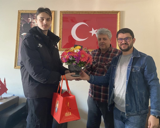 Halkla İlişkiler Ofisimizden, Türk Polis Teşkilatı'nın 180. Kuruluş Yıl Dönümü Vesilesiyle Kıymetli Memurlarımıza Çiçek Buketi ve Lokum Takdimi