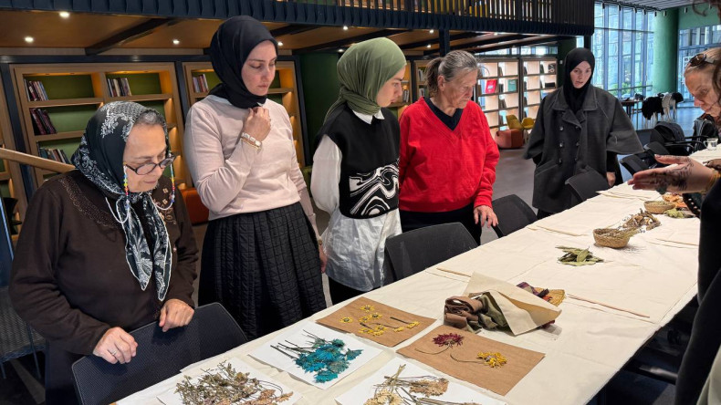 Neslişah Sultan Fikir Atölyesi'nde Doğayla Sanat Arasında Yeni Bir Dil: Bitkiler, Kumaşta Hayat Buldu
