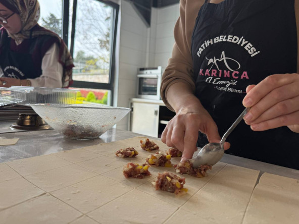 Silivrikapı'da Özbek Mantısı: Geleneksel Lezzetler, KARINCA El Emeği Eğitim Birimi'nde Bir Araya Geliyor