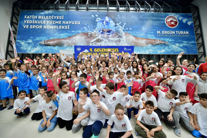 Fatih Belediyesi Spor Kulübü Geleneksel Yüzme Yarışması, Başkan Turan'ın Katılımıyla Yedikule Yüzme Havuzu'nda Düzenlendi