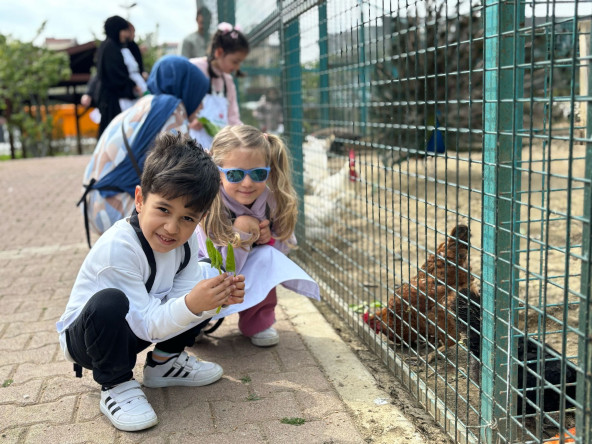 Yedikule Bahçe'de Minik Çiftçilerimiz İlk Tohumlarını Toprakla Buluşturuyor