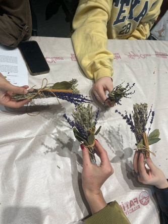 Neslişah Sultan Fikir Atölyesi'nde Demet Tütsü Yapımıyla Bitkilerin Şifalı Dünyasına Yolculuk