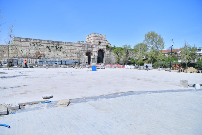 Başkan Turan, Fatih'in Yeni Yaşam Alanı Topkapı Kaleiçi Meydanı'ndaki Çalışmaları İnceledi