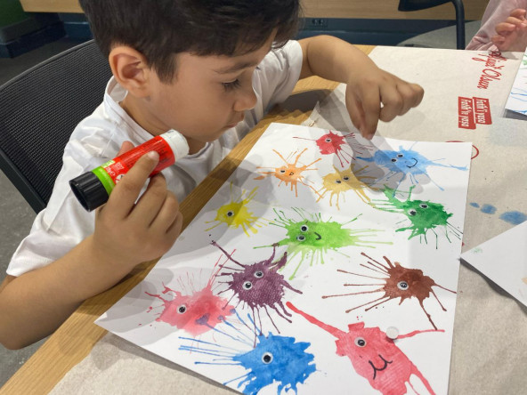 Neslişah Sultan Fikir Atölyesi'nde Renkli Bir Gün: Çocuklarımız Pipetle Boyama Tekniğiyle Sanatla Buluştu