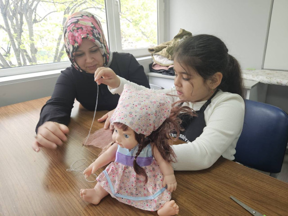 KARINCA El Emeği Eğitim Birimi'nden Anneler ve Çocuklarımıza Özel Bir Buluşma: Yavuz Selim'de “Oyuncak Bebeğime Kıyafet Dikiyorum” Etkinliği