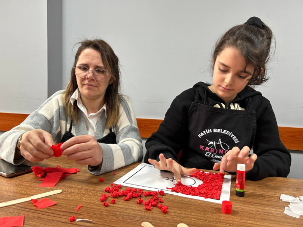 KARINCA El Emeği Eğitim Birimimiz, 23 Nisan'a Özel Türk Bayrağı Atölyesiyle Anneler ve Çocuklarımızı Hekimoğlu'nda Buluşturdu