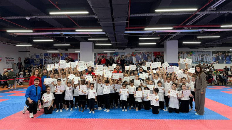 Minik Adımlar, Büyük Alkışlar: Fatih Belediyesi'nden Neslişah Sultan Spor Merkezi'nde Geleneksel Cimnastik Gösterisi