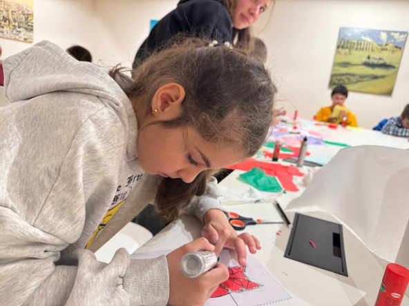 Camın Ardındaki Hayal: Kadırga Sanat Galerileri'nde Vitrayla Kediler Atölyesi