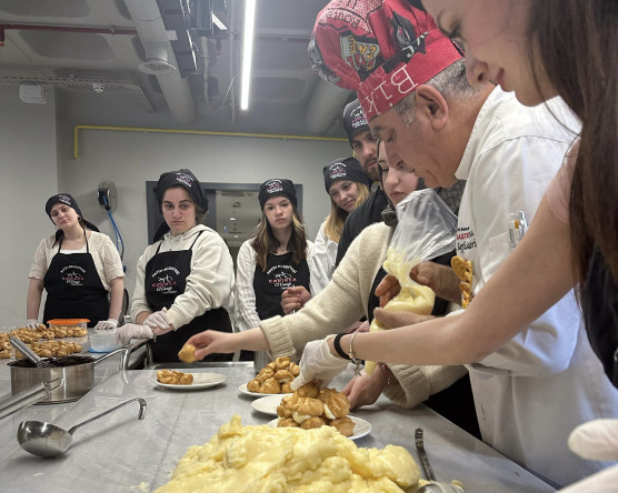 KARINCA El Emeği Eğitim Birimi ve Bezmialem Üniversitesi Gastronomi Kulübü İş Birliğiyle GastroSanat'ta Profiterol Atölyesi
