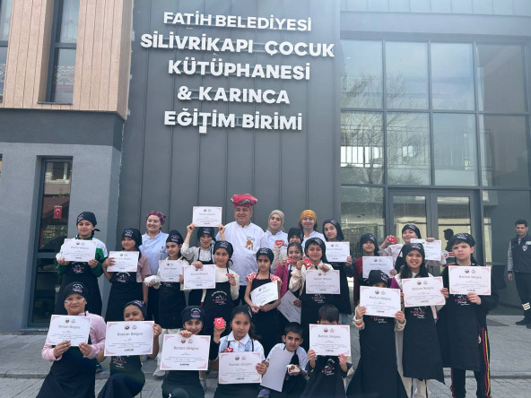 KARINCA El Emeği Eğitim Birimimizden Miniklerimizle Silivrikapı'da 23 Nisan'a Özel Bayrak Kurabiye Atölyesi