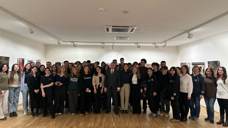 Gençler Sanat Sahnesinde: Çemberlitaş Anadolu Lisesi Öğrencilerimizin Portreler ve Hikâyeler Sergisinin Sanal Turu Yayında!