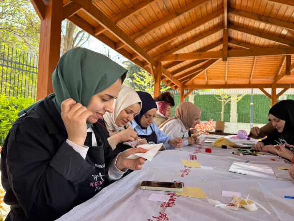 Kendi Sözünü Taşıyan Tasarımlar: KARINCA El Emeği Eğitim Birimi'nden Silivrikapı'da Mottolu Yaka İğnesi Etkinliği