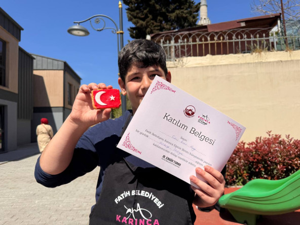 KARINCA El Emeği Eğitim Birimimizden Miniklerimizle Silivrikapı'da 23 Nisan'a Özel Bayrak Kurabiye Atölyesi