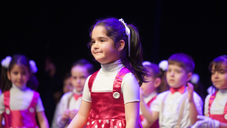 Çocuk Durakları Öğrencilerimizin 23 Nisan'a Özel Gösterisi, Başkan Turan'ın Katılımıyla FKSM'de Neşe Dolu Anlara Sahne Oldu