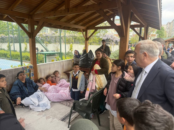 Başkan Turan, Depremin Ardından Karagümrük Parkı ve Yaşam Merkezimizde Vatandaşlarımızla Bir Araya Geldi