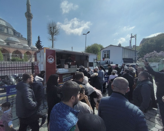 Fatih Belediyesi'nden Deprem Sonrası Park ve Bahçelerimizde Vatandaşlarımıza Çorba İkramı