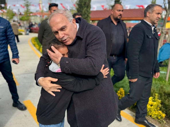 Başkan Turan, Deprem Sonrası Karasurları Millet Bahçemizde Fatihli Vatandaşlarımızla Bir Araya Geldi