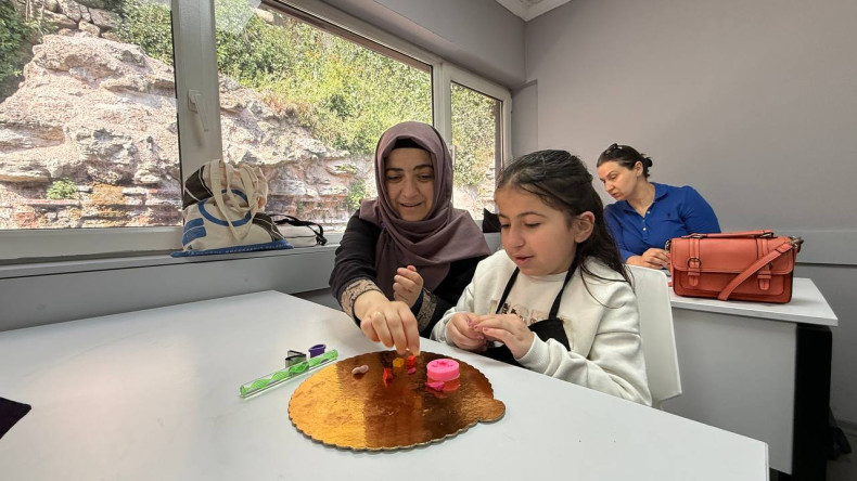Anneler ve Çocuklarımız, KARINCA El Emeği Eğitim Birimi'nin Yavuz Selim'deki Polimer Kil Çalışmasında Kendi Tasarımlarını Şekillendiriyor