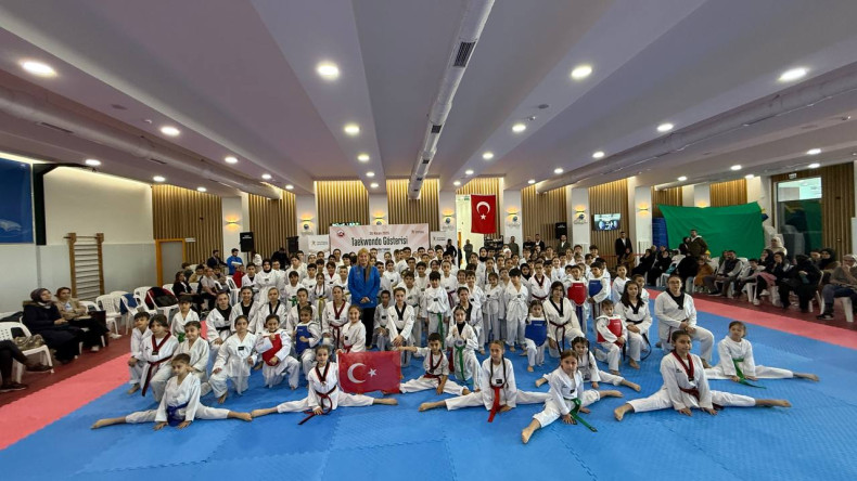 Fatihli Minik Sporcularımız, Draman Yüzme Havuzu ve Spor Merkezi'nde Taekwondo Gösterisiyle Yeteneklerini Sergiledi