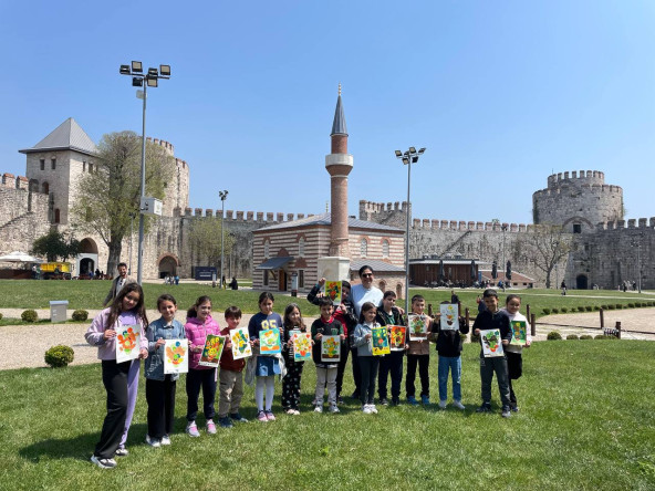 Tarihî Yedikule Hisarı'nda Van Gogh'un Ayçiçekleri Çocuklarımızın Yorumlarıyla Canlandı