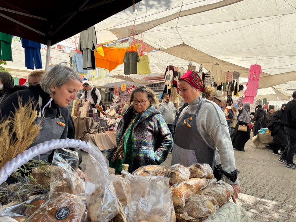 KARINCA El Emeği Eğitim Birimi Kursiyerlerimiz, El İşlerini Çarşamba Pazarı'nda Ziyaretçilerin Beğenisine Sunuyor