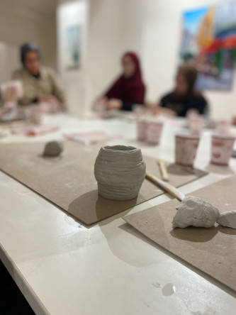 Kil Sarmalıyla Şekillenen Zarafet: Kadırga Sanat Galerileri'nde Seramik Sanatı ve Tasarım Buluşması