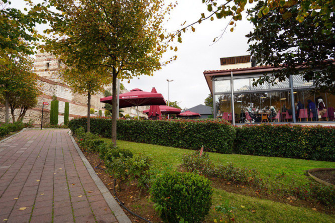 Topkapı Kaleiçi Sosyal Tesisleri: Vatandaşlarımızın Tarihî Surlar İçindeki Buluşma Noktası